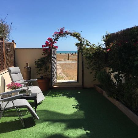 Beach Flat With Garden Кастельдефельс Экстерьер фото