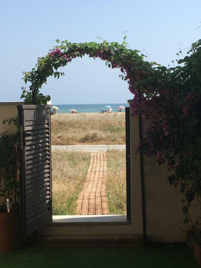 Beach Flat With Garden Кастельдефельс Экстерьер фото