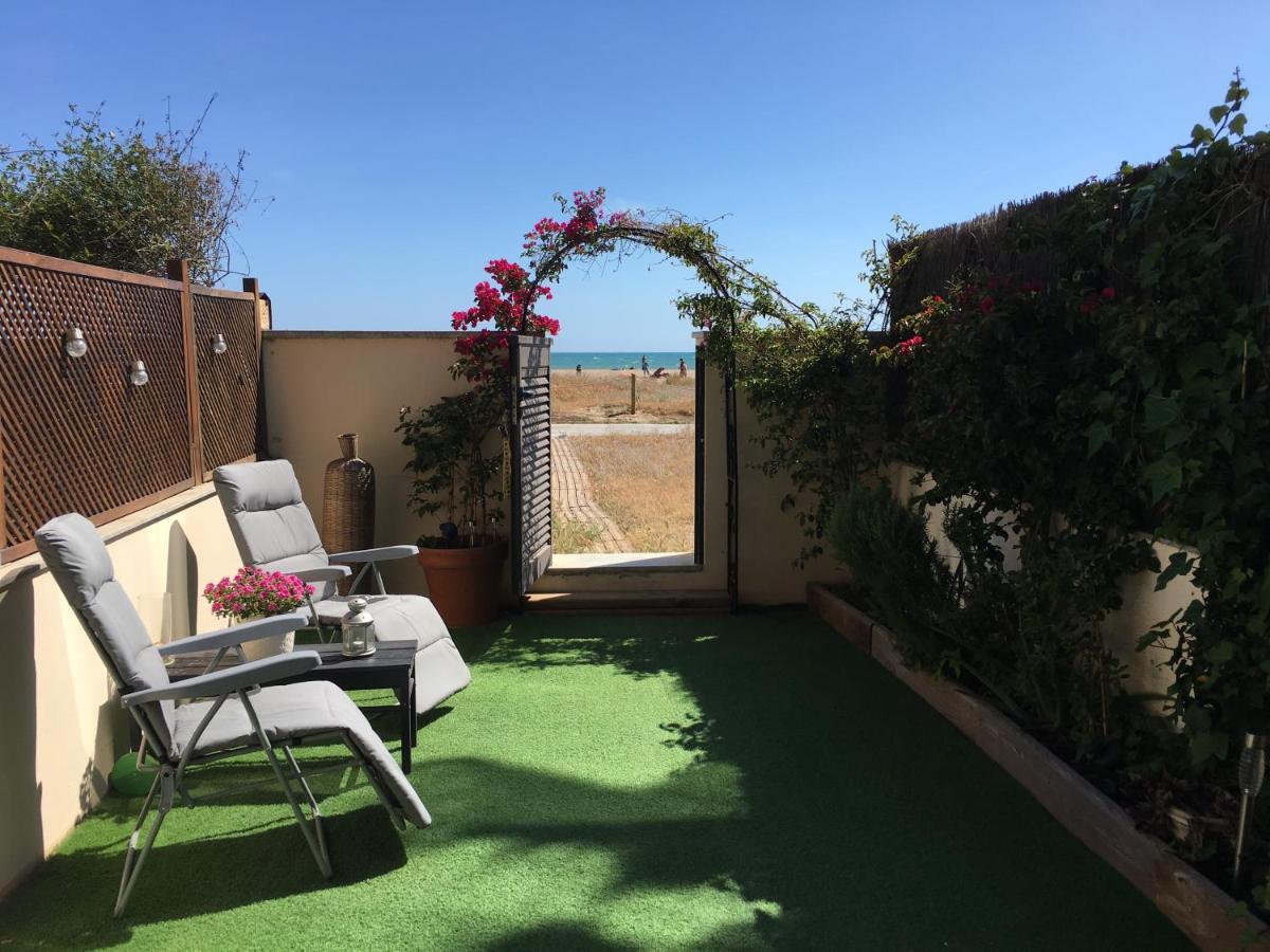 Beach Flat With Garden Кастельдефельс Экстерьер фото